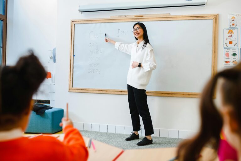 ホワイトボードを使って説明する先生の学習イメージ